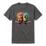 Un T-shirt charbon à manches courtes et col rond, orné d'un motif représentant un oiseau excentrique sur le devant.