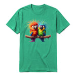 Un T-shirt kelly à manches courtes et col rond, orné d'un motif représentant un oiseau excentrique sur le devant.