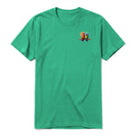 Un T-shirt kelly à manches courtes et col rond, orné d'un motif représentant un oiseau excentrique sur la poitrine gauche.