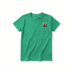 Un T-shirt kelly à manches courtes et col rond pour jeune, orné d'un motif représentant un oiseau excentrique sur la poitrine gauche.