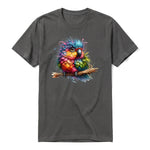 Un T-shirt charbon à manches courtes et col rond, orné d'un motif représentant un oiseau excentrique sur le devant.