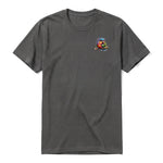 Un T-shirt charbon à manches courtes et col rond, orné d'un motif représentant un oiseau excentrique sur la poitrine gauche.