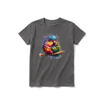 Un T-shirt charbon à manches courtes et col rond pour jeune, orné d'un motif représentant un oiseau excentrique sur le devant.