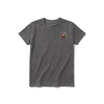 Un T-shirt charbon à manches courtes et col rond pour jeune, orné d'un motif représentant un oiseau excentrique sur la poitrine gauche.