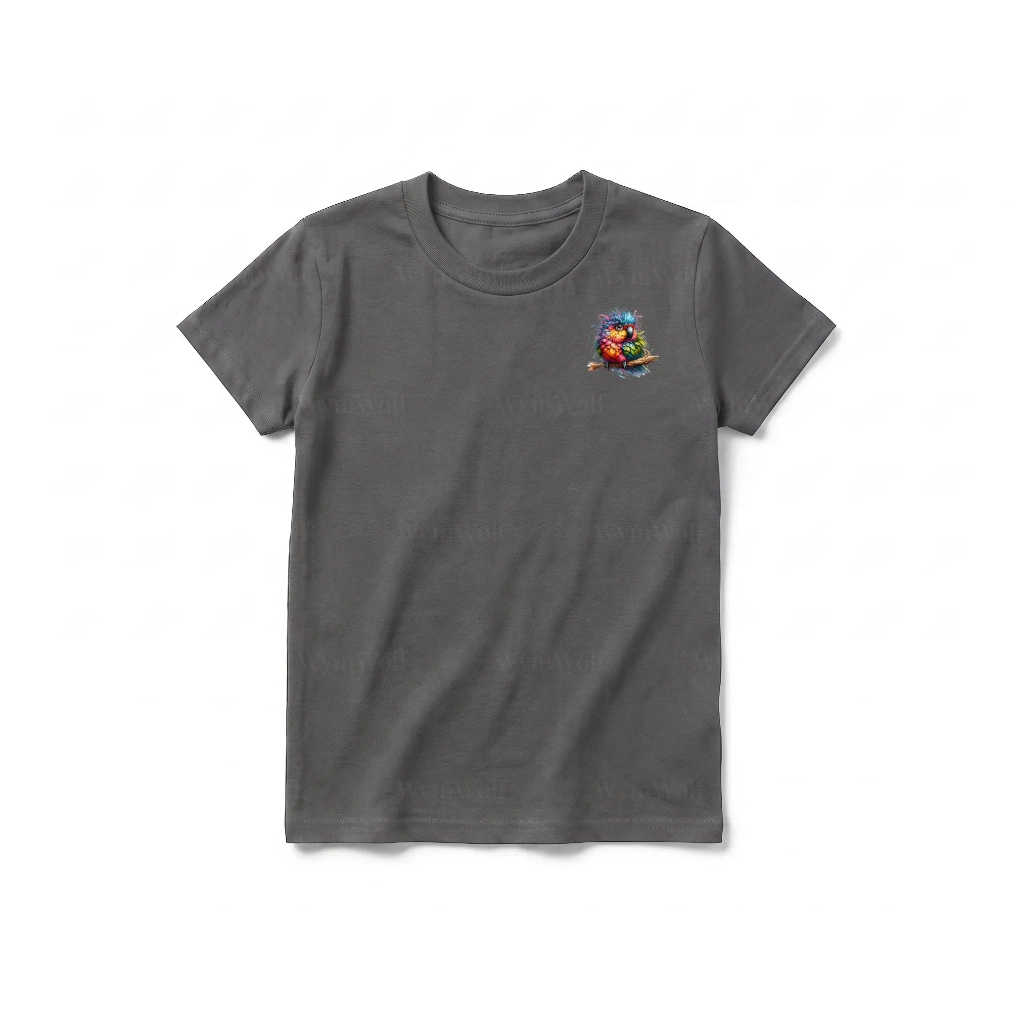 Un T-shirt charbon à manches courtes et col rond pour jeune, orné d'un motif représentant un oiseau excentrique sur la poitrine gauche.