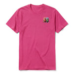 Un T-shirt framboise à manches courtes et col rond, orné d'un motif représentant un oiseau excentrique sur la poitrine gauche.