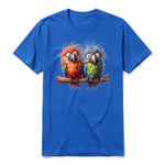 Un T-shirt royal à manches courtes et col rond, orné d'un motif représentant un oiseau excentrique sur le devant.