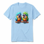 Un T-shirt poudre à manches courtes et col rond, orné d'un motif représentant un oiseau excentrique sur le devant.