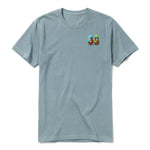 Un T-shirt sauge à manches courtes et col rond, orné d'un motif représentant un oiseau excentrique sur la poitrine gauche.