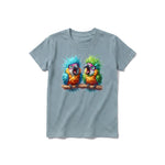 Un T-shirt sauge à manches courtes et col rond pour jeune, orné d'un motif représentant un oiseau excentrique sur le devant.