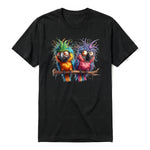 Un T-shirt noir à manches courtes et col rond, orné d'un motif représentant un oiseau excentrique sur le devant.