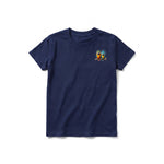 Un T-shirt marine à manches courtes et col rond pour jeune, orné d'un motif représentant un oiseau excentrique sur la poitrine gauche.