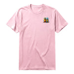 Un T-shirt rose à manches courtes et col rond, orné d'un motif représentant un oiseau excentrique sur la poitrine gauche.