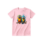 Un T-shirt rose à manches courtes et col rond pour jeune, orné d'un motif représentant un oiseau excentrique sur le devant.