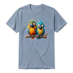 Un T-shirt steel-blue à manches courtes et col rond, orné d'un motif représentant un oiseau excentrique sur le devant.