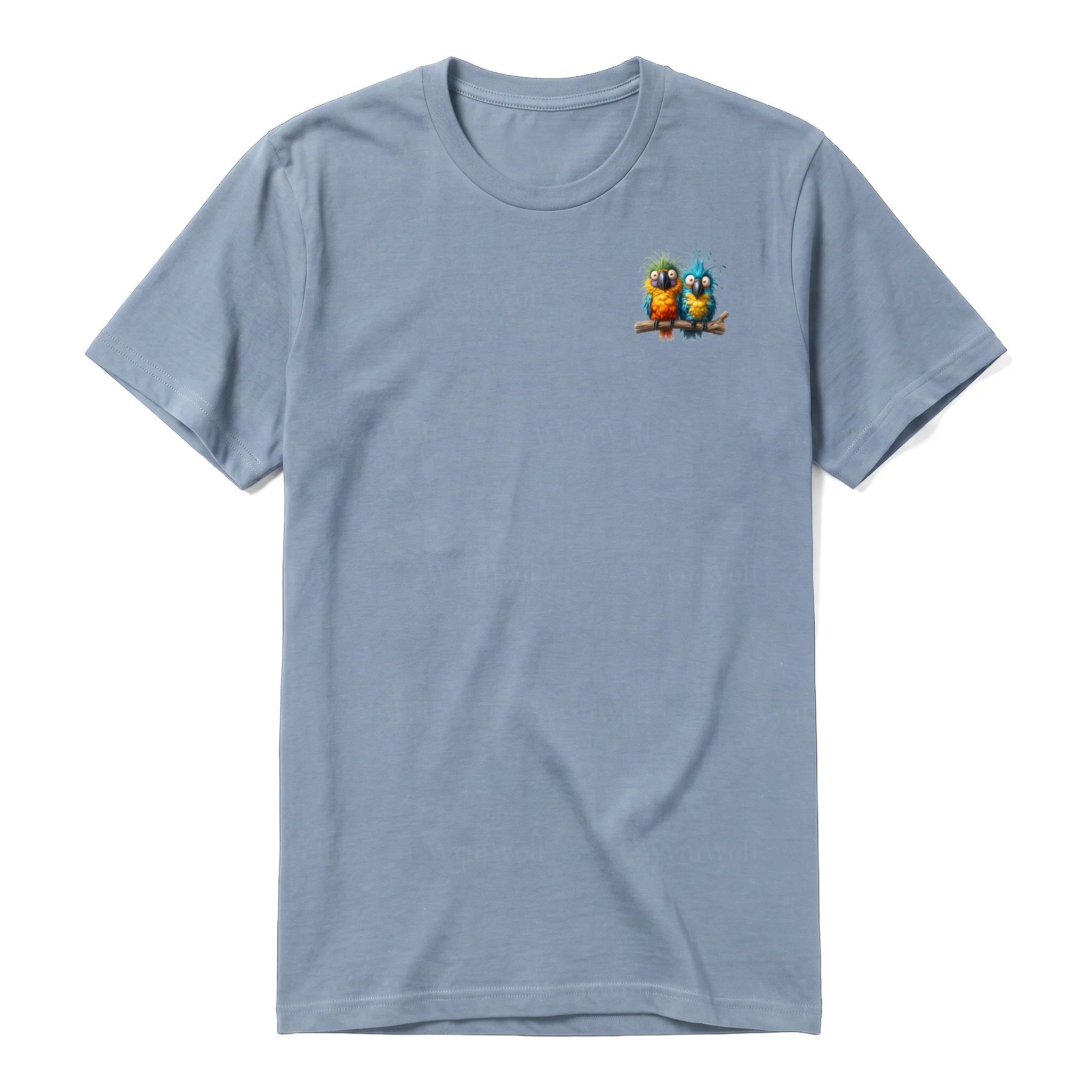 Un T-shirt steel-blue à manches courtes et col rond, orné d'un motif représentant un oiseau excentrique sur la poitrine gauche.