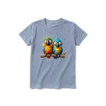 Un T-shirt steel-blue à manches courtes et col rond pour jeune, orné d'un motif représentant un oiseau excentrique sur le devant.