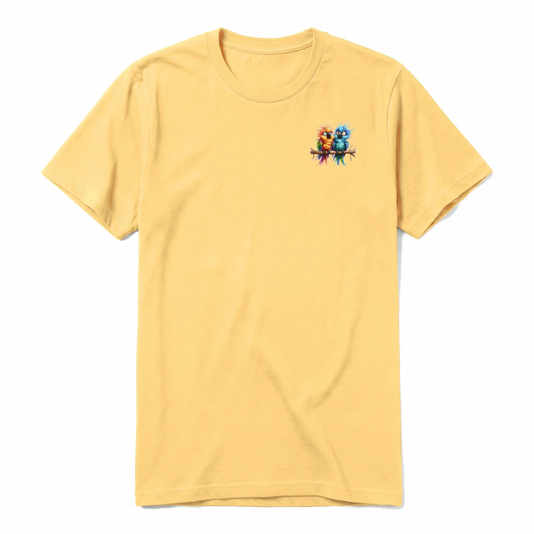 Un T-shirt moutarde à manches courtes et col rond, orné d'un motif représentant un oiseau excentrique sur la poitrine gauche.