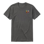 Un T-shirt charbon à manches courtes et col rond, orné d'un motif représentant un oiseau excentrique sur la poitrine gauche.