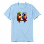 Un T-shirt poudre à manches courtes et col rond, orné d'un motif représentant un oiseau excentrique sur le devant.