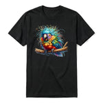 Un T-shirt noir à manches courtes et col rond, orné d'un motif représentant un oiseau excentrique sur le devant.