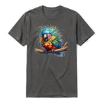Un T-shirt charbon à manches courtes et col rond, orné d'un motif représentant un oiseau excentrique sur le devant.