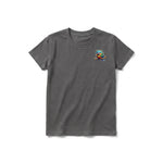 Un T-shirt charbon à manches courtes et col rond pour jeune, orné d'un motif représentant un oiseau excentrique sur la poitrine gauche.