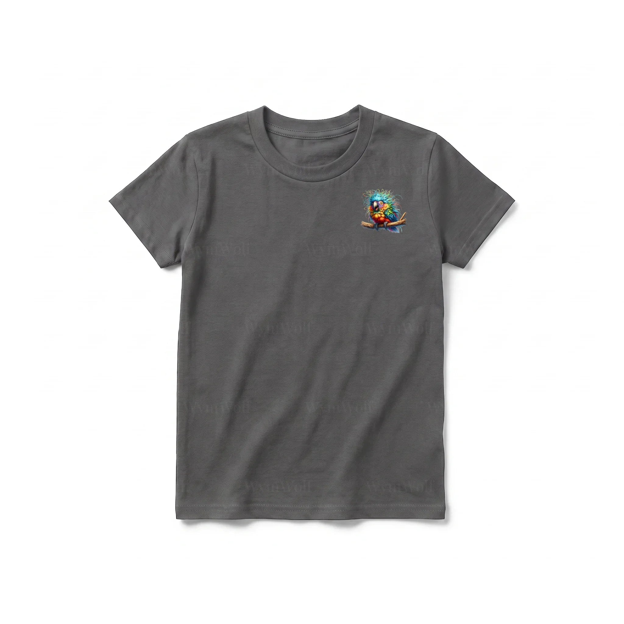 Un T-shirt charbon à manches courtes et col rond pour jeune, orné d'un motif représentant un oiseau excentrique sur la poitrine gauche.