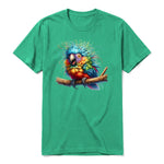 Un T-shirt kelly à manches courtes et col rond, orné d'un motif représentant un oiseau excentrique sur le devant.