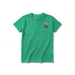 Un T-shirt kelly à manches courtes et col rond pour jeune, orné d'un motif représentant un oiseau excentrique sur la poitrine gauche.