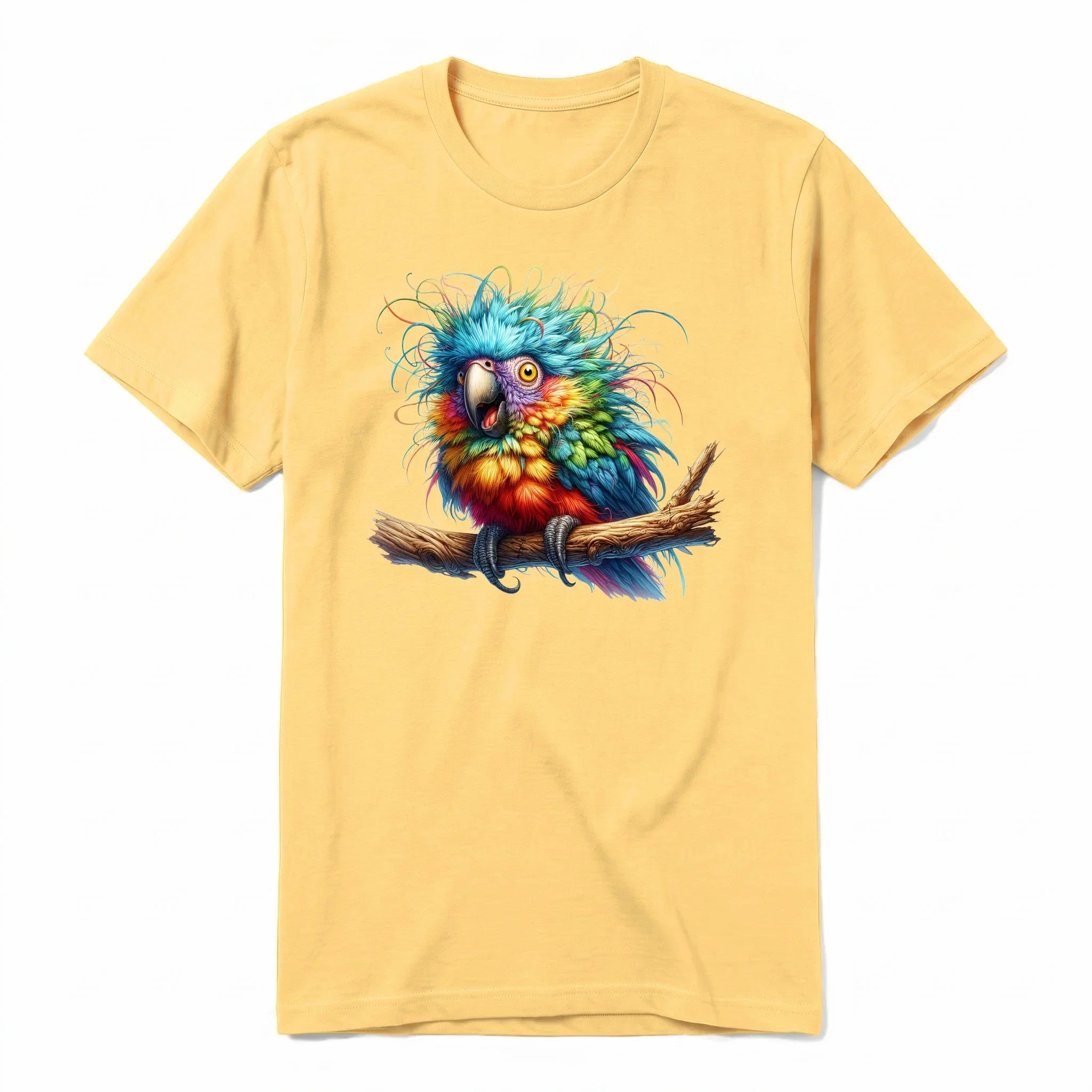 Un T-shirt moutarde à manches courtes et col rond, orné d'un motif représentant un oiseau excentrique sur le devant.