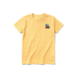 Un T-shirt moutarde à manches courtes et col rond pour jeune, orné d'un motif représentant un oiseau excentrique sur la poitrine gauche.