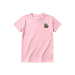 Un T-shirt rose à manches courtes et col rond pour jeune, orné d'un motif représentant un oiseau excentrique sur la poitrine gauche.