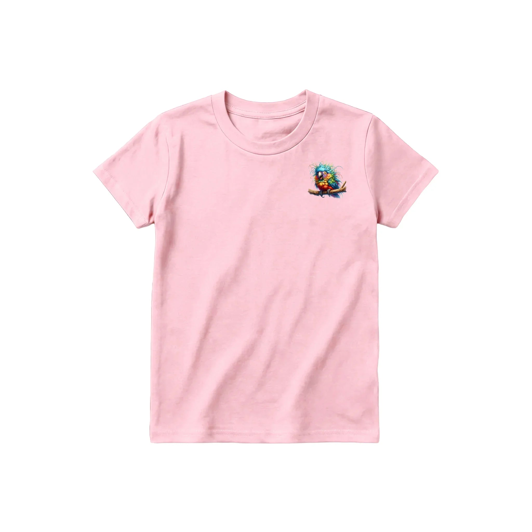 Un T-shirt rose à manches courtes et col rond pour jeune, orné d'un motif représentant un oiseau excentrique sur la poitrine gauche.