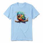 Un T-shirt poudre à manches courtes et col rond, orné d'un motif représentant un oiseau excentrique sur le devant.