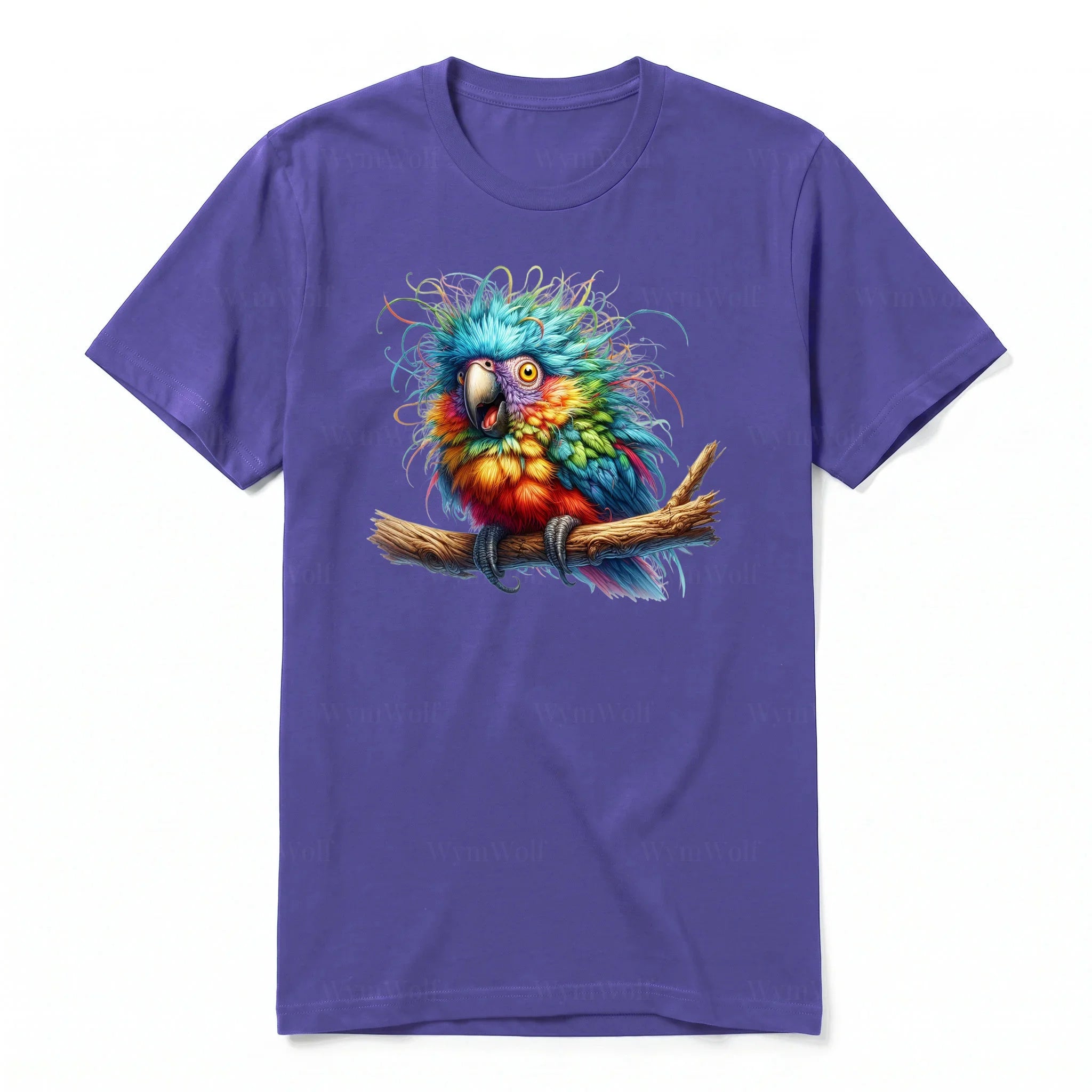 Un T-shirt violet à manches courtes et col rond, orné d'un motif représentant un oiseau excentrique sur le devant.
