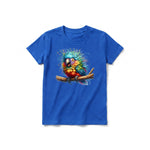Un T-shirt royal à manches courtes et col rond pour jeune, orné d'un motif représentant un oiseau excentrique sur le devant.