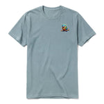 Un T-shirt sauge à manches courtes et col rond, orné d'un motif représentant un oiseau excentrique sur la poitrine gauche.