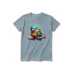 Un T-shirt sauge à manches courtes et col rond pour jeune, orné d'un motif représentant un oiseau excentrique sur le devant.