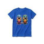 Un T-shirt royal à manches courtes et col rond pour jeune, orné d'un motif représentant un oiseau excentrique sur le devant.
