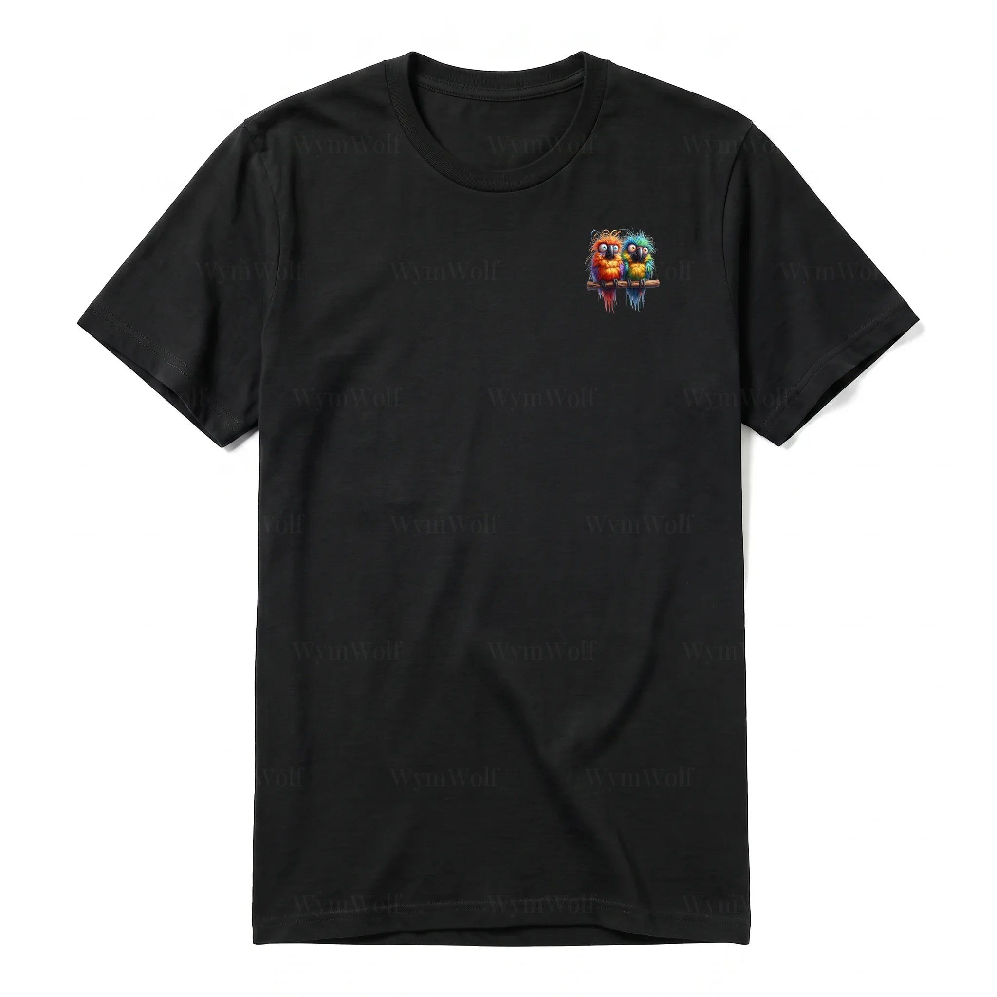 Un T-shirt noir à manches courtes et col rond, orné d'un motif représentant un oiseau excentrique sur la poitrine gauche.