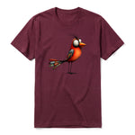 Un T-shirt marron à manches courtes et col rond, orné d'un motif représentant un oiseau excentrique sur le devant.