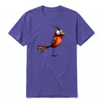 Un T-shirt violet à manches courtes et col rond, orné d'un motif représentant un oiseau excentrique sur le devant.