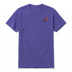 Un T-shirt violet à manches courtes et col rond, orné d'un motif représentant un oiseau excentrique sur la poitrine gauche.