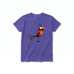Un T-shirt violet à manches courtes et col rond pour jeune, orné d'un motif représentant un oiseau excentrique sur le devant.