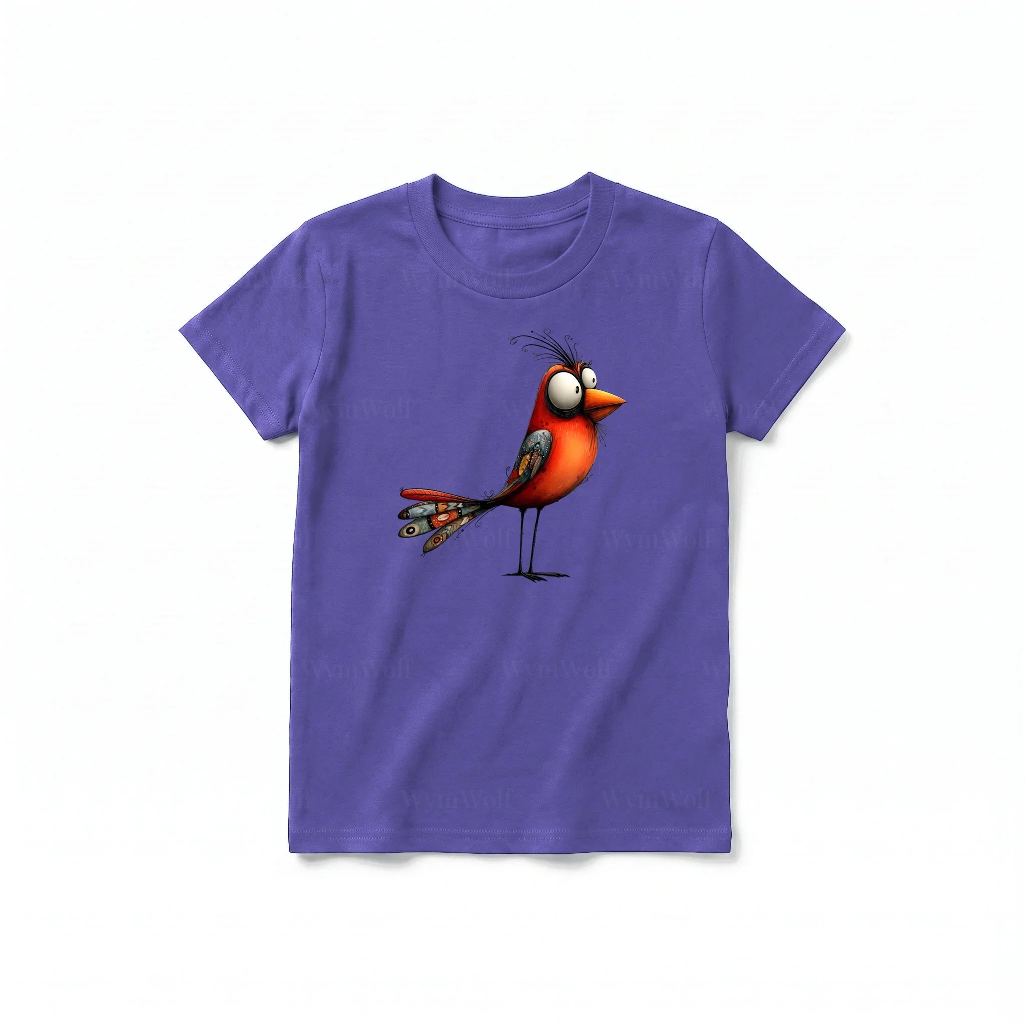 Un T-shirt violet à manches courtes et col rond pour jeune, orné d'un motif représentant un oiseau excentrique sur le devant.