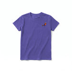 Un T-shirt violet à manches courtes et col rond pour jeune, orné d'un motif représentant un oiseau excentrique sur la poitrine gauche.