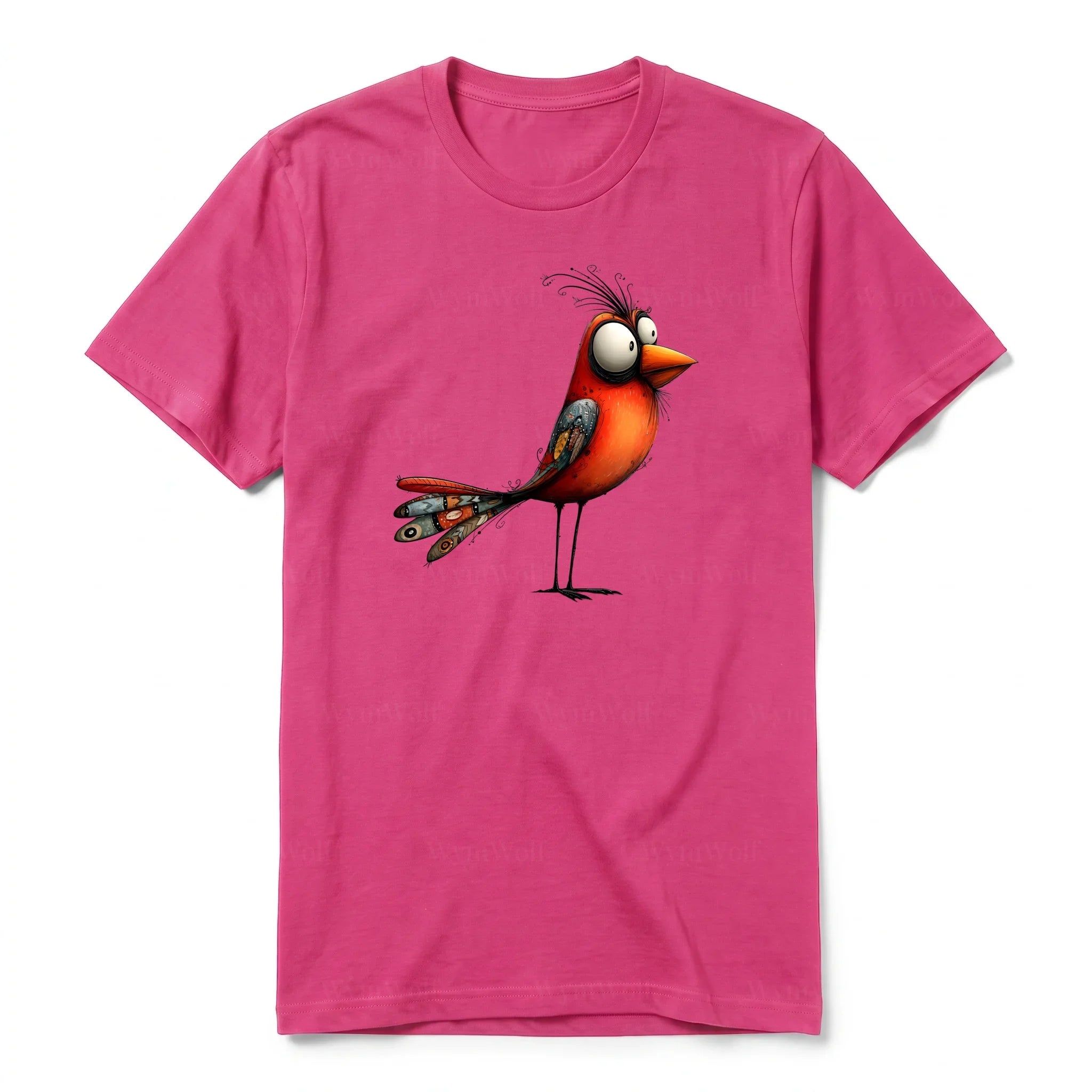 Un T-shirt framboise à manches courtes et col rond, orné d'un motif représentant un oiseau excentrique sur le devant.