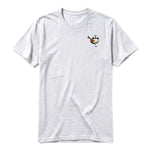 Un T-shirt gris cendré à manches courtes et col rond, orné d'un motif représentant un oiseau excentrique sur la poitrine gauche.