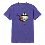 Un T-shirt violet à manches courtes et col rond, orné d'un motif représentant un oiseau excentrique sur le devant.